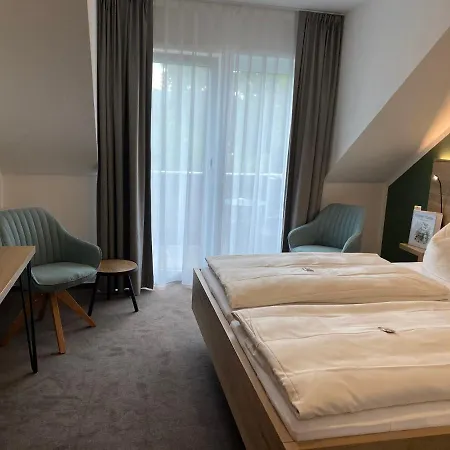 Hotel & Restaurant Kronenhof Am Weser-radweg 3*