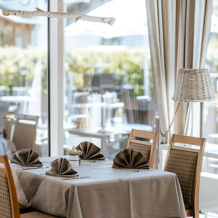 Hotel & Restaurant Kronenhof Am Weser-radweg 3*